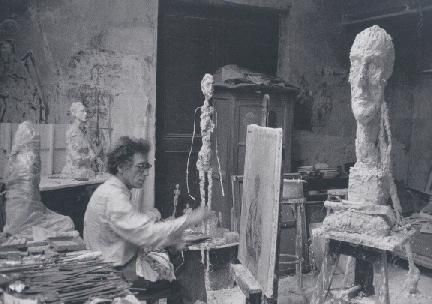 Alberto Giacometti in seinem Atelier, an einem Portrait von Isaku Yanaihara, daneben "La Grande Tete", 1958 
