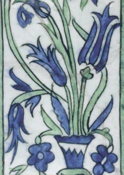 Iznik Fliese mit Blumenvase und Tulpen, türkisch, 17. Jahrhundert. Isnik Tile with a Vase of Flowers. Carreaux d'Isnik au vase de fleurs. 